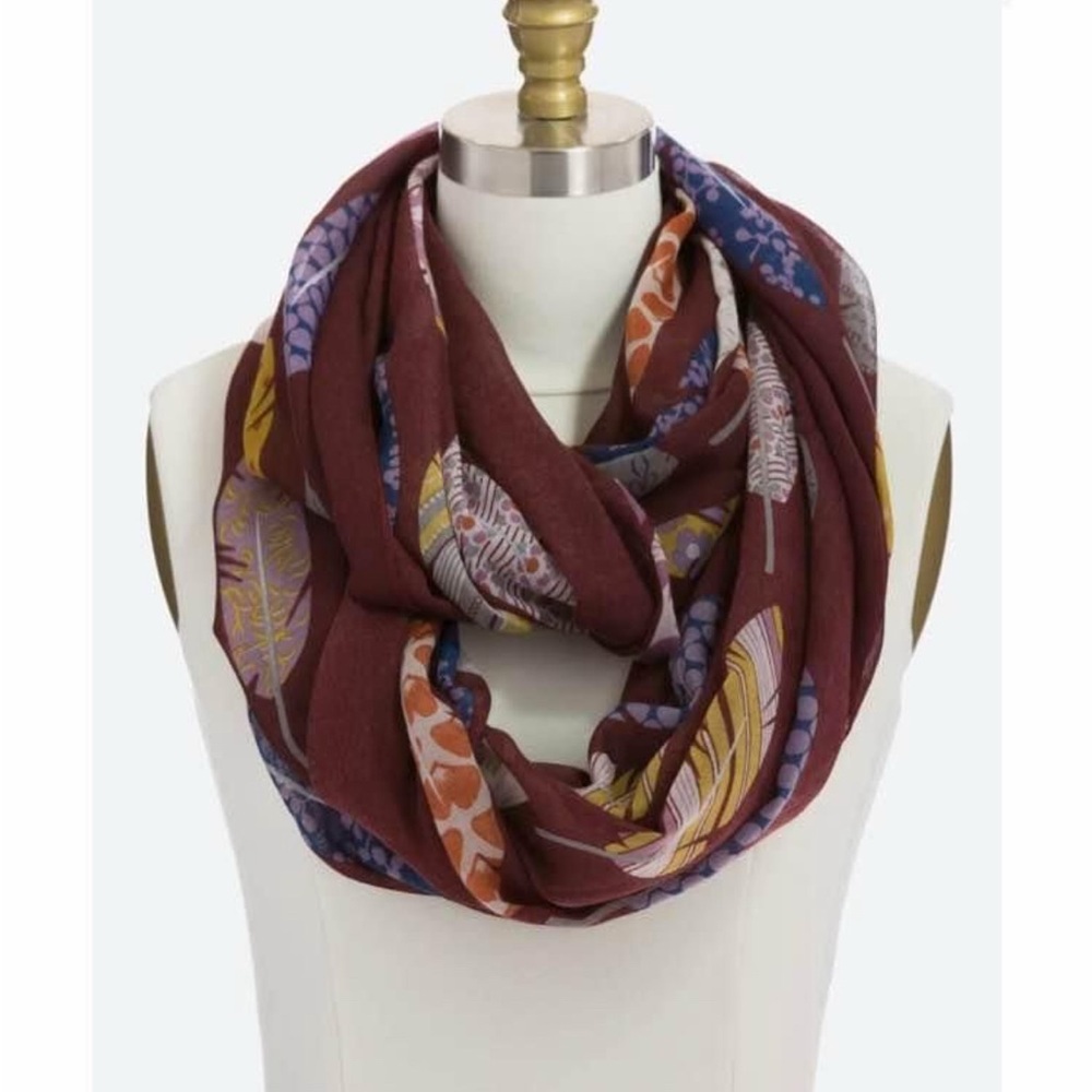 OCTAVIA
Anais Feather Infinity Scarf